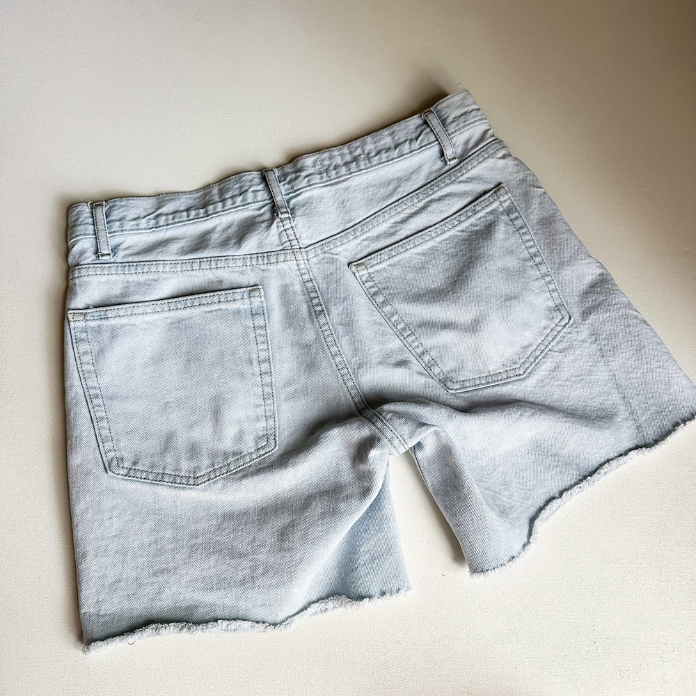 Gap “Sexy Boyfriend” Cutoff Mid Rise Light Wash Jean Shorts (size 26) - Picture 3 of 6